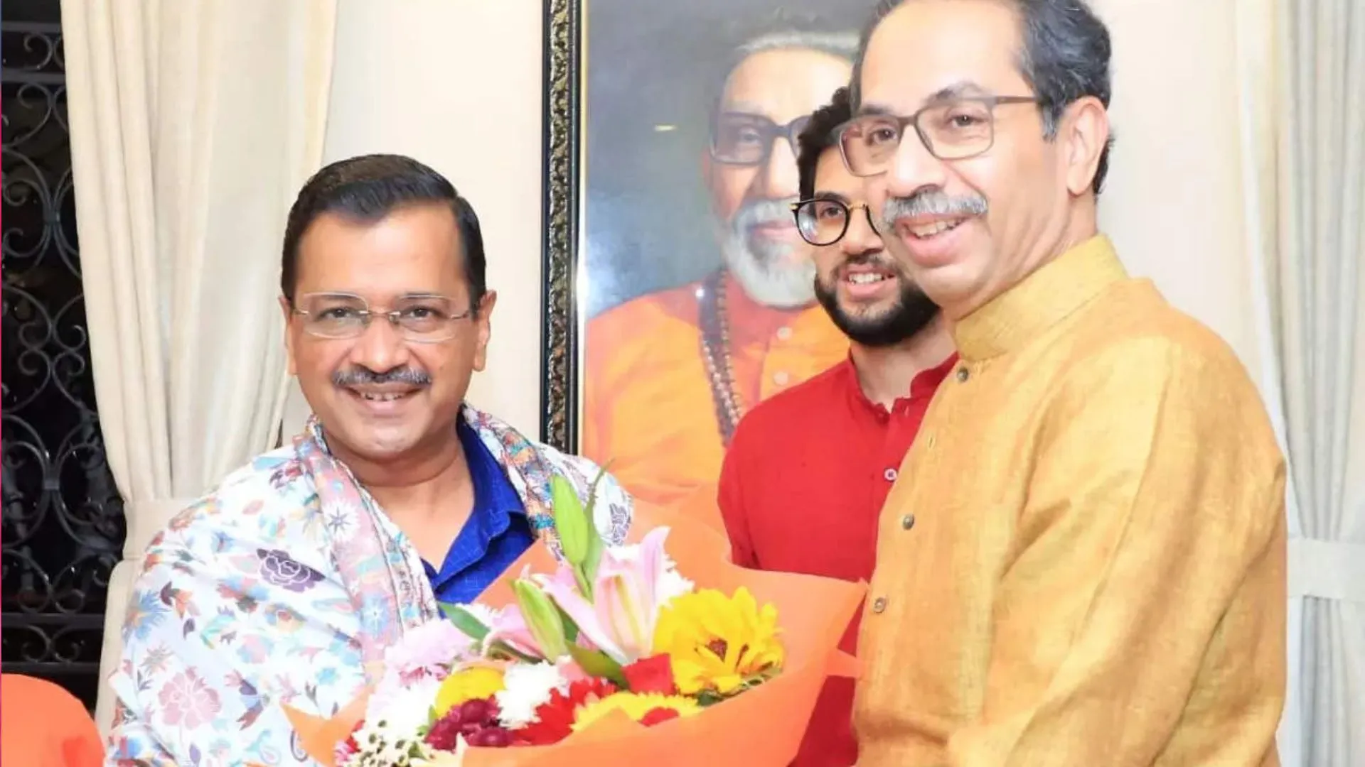उद्धव से मिले केजरीवाल, केंद्र के सेवा संबंधी अध्यादेश के खिलाफ ‘आप’ की लड़ाई में समर्थन मांगा 