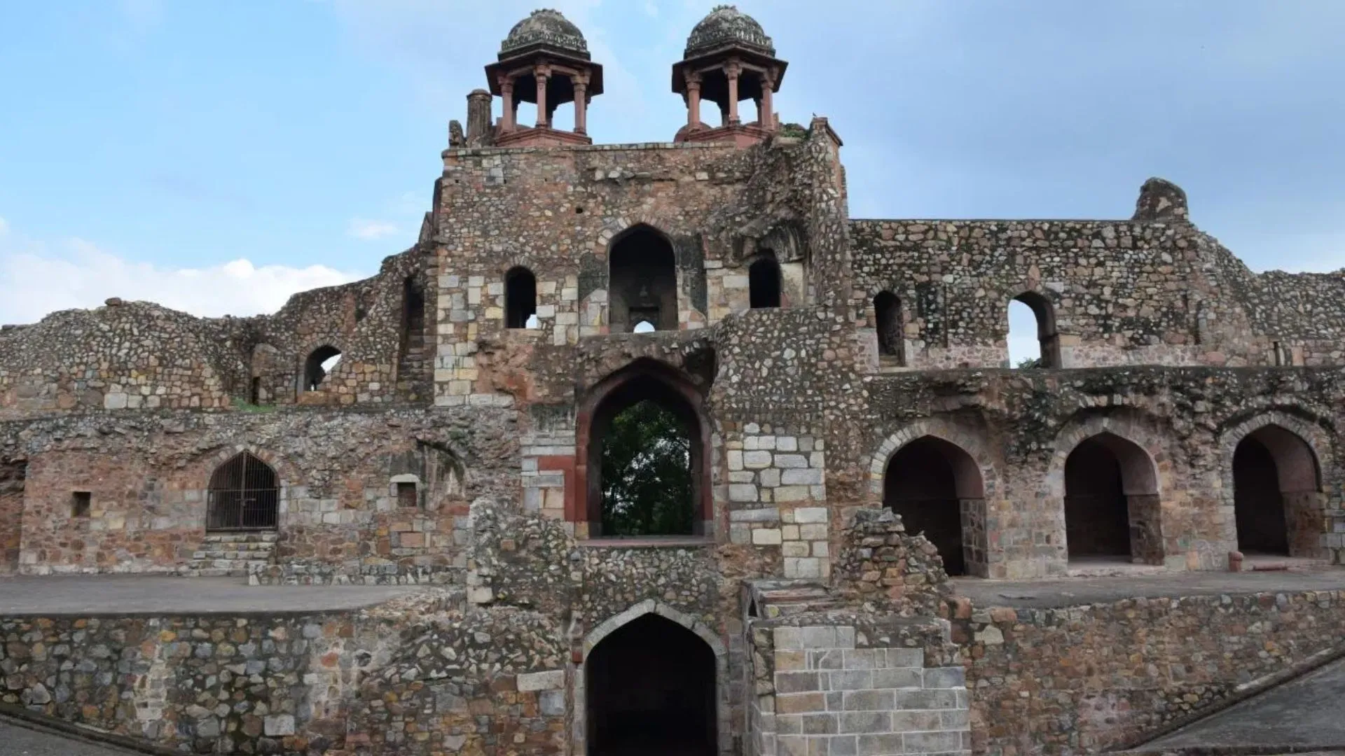 पुराने किले में खुदाई में मिली प्राचीन कलाकृतियां, केंद्रीय मंत्री ने भी किया दौरा