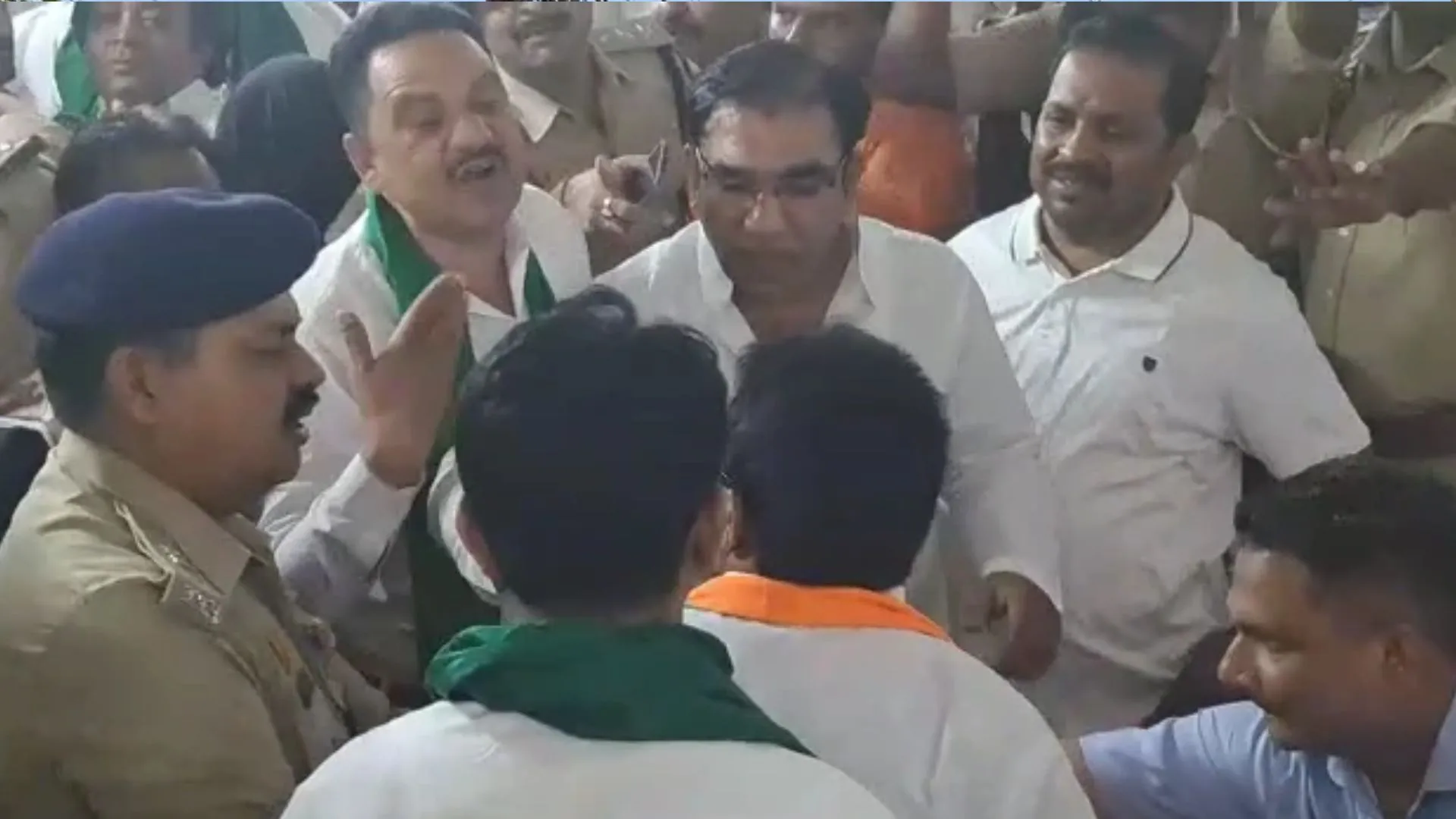 मेरठ: शपथ ग्रहण में वंदे मातरम को लेकर विवाद, बिना शपथ लिए निकले ओवैसी के पार्षद, जमकर मारपीट