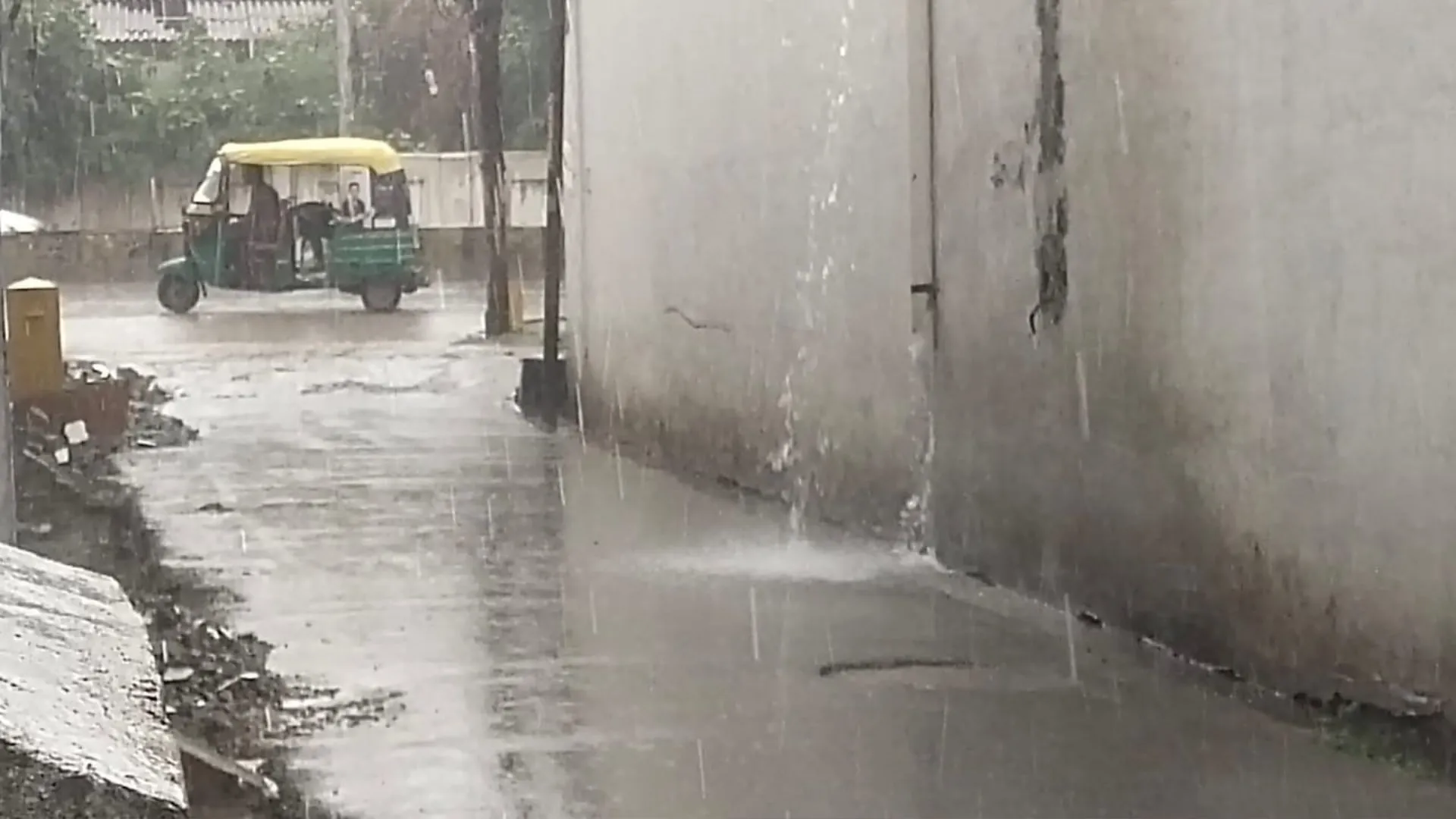 बरेली: बदला मौसम का मिजाज, गरज के साथ हुई झमाझम बारिश