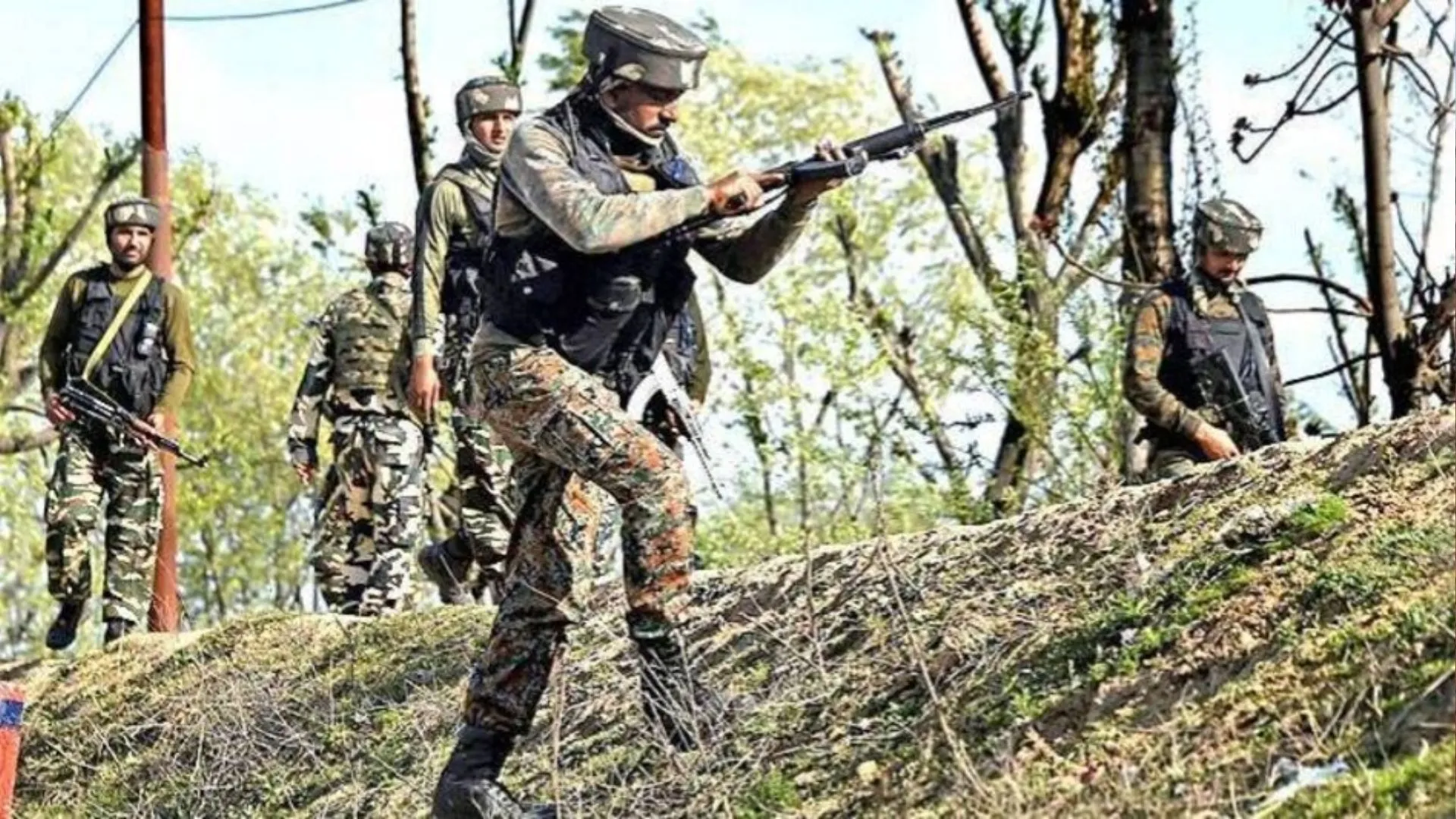 छत्तीसगढ़: सुरक्षाबलों और नक्सलियों के बीच मुठभेड़, महिला नक्सली और बीएसएफ का जवान घायल 