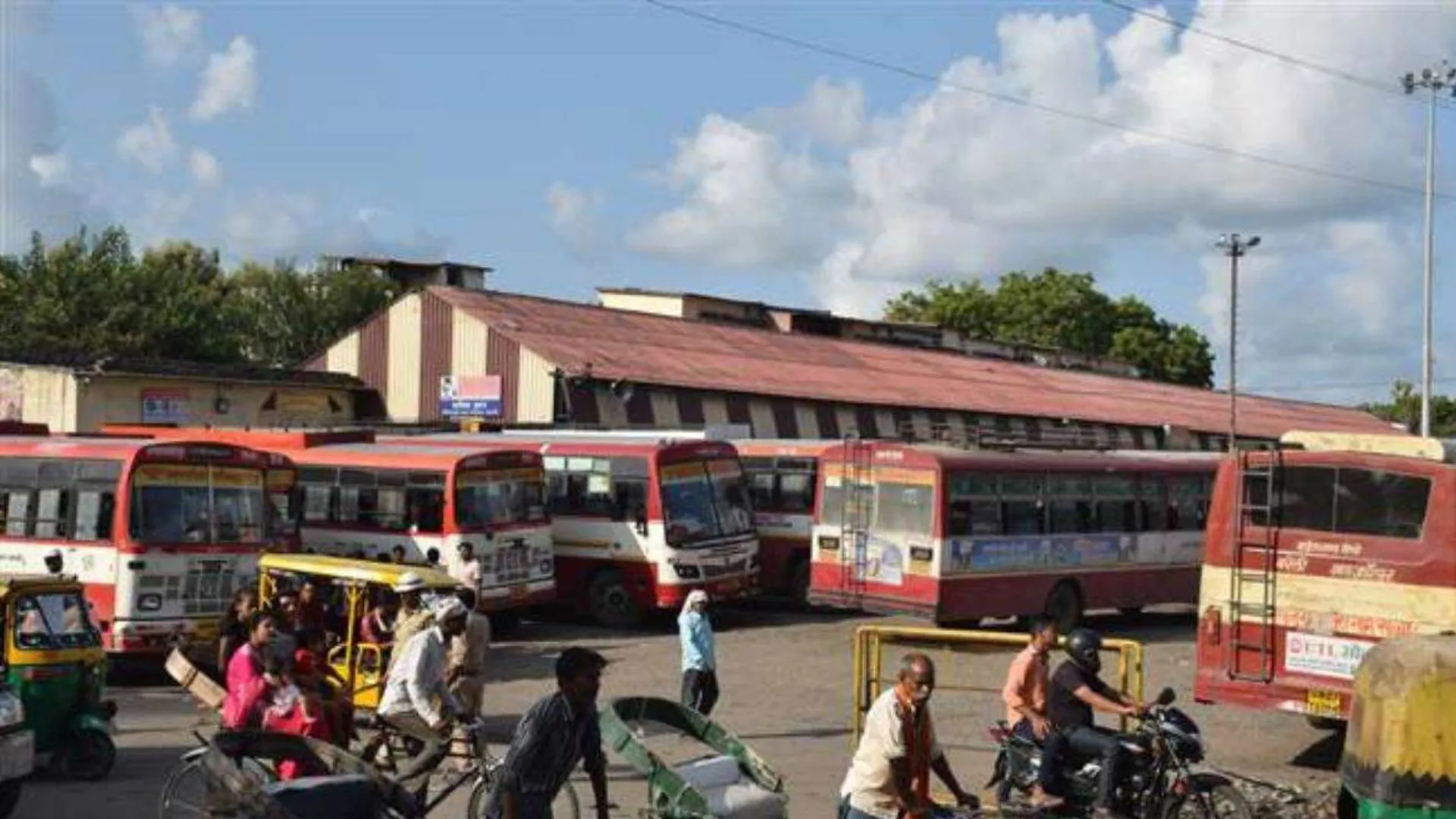 बरेली: यात्रियों को खड़े होकर करना पड़ता है बसों का इंतजार, बस अड्डे पर बैठने के साधन नहीं