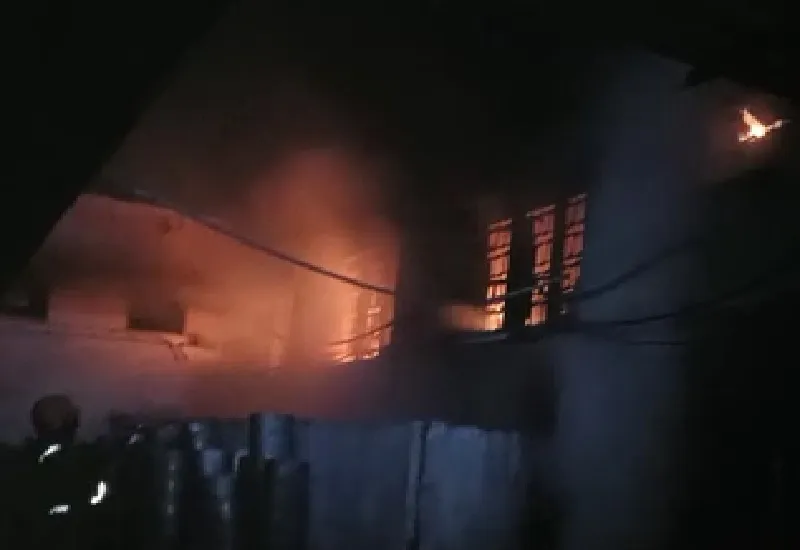 मुरादाबाद : एक्सपोर्ट फर्म में लगी आग, लाखों का सामान जलकर राख