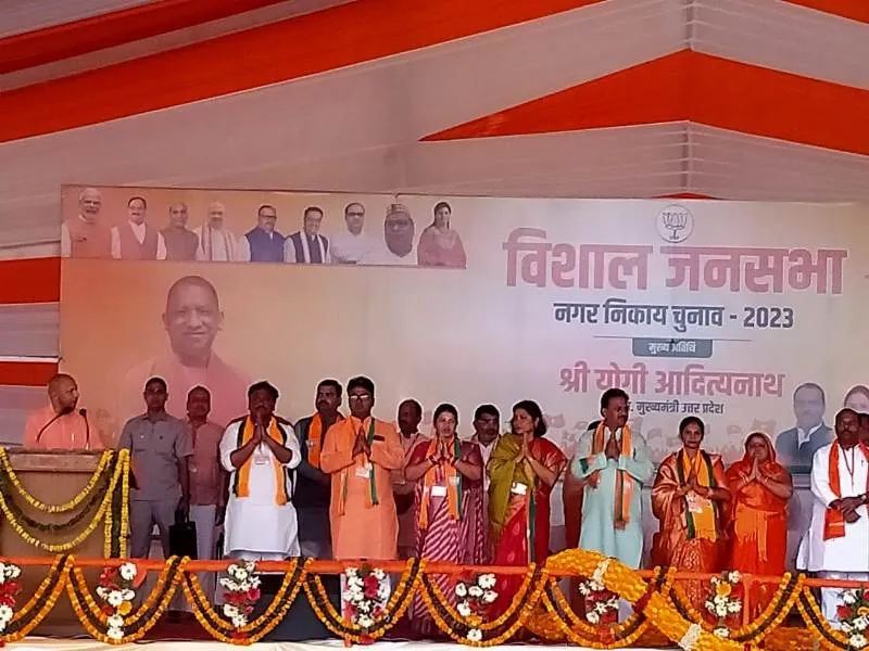 संत कबीर नगर : अब यूपी के युवाओं के हाथ में तमंचा नहीं, टैबलेट दिखता है