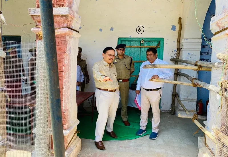 अमरोहा : डीएम-एसपी ने मतगणना स्थलों का किया निरीक्षण, कहा- लापरवाही हुई तो कार्रवाई होगी