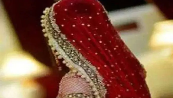 Banda: शराब के नशे में धुत दूल्हे को देख दुल्हन ने जयमाला डालने से किया इंकार, बोली- नशेबाज से नहीं करूंगी शादी
