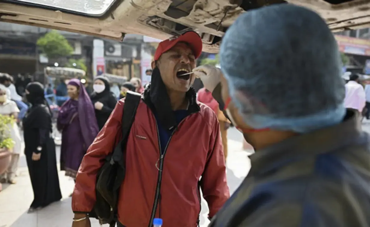 कोविड-19: देश में उपचाराधीन मरीजों की संख्या घटकर 4,972 हुई 