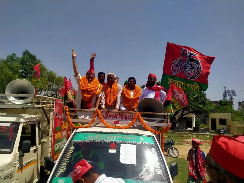 संत कबीर नगर : महाकाल मंदिर के मुख्य पुजारी और फूलन सेना के राष्ट्रीय अध्यक्ष ने पवन छापड़िया के समर्थन में किया रोड शो