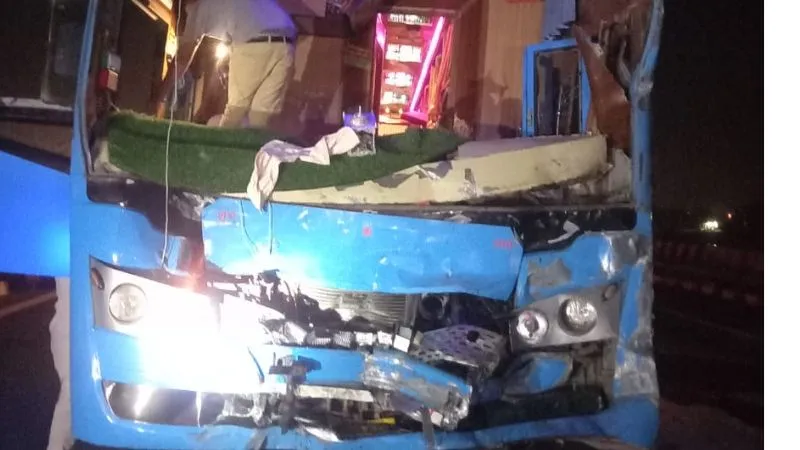 Etawah में टला बड़ा हादसा, स्लीपर बस से टकराई ट्रक, चालक समेत पांच लोग घायल, गोंडा से दिल्ली जाते समय हुआ हादसा