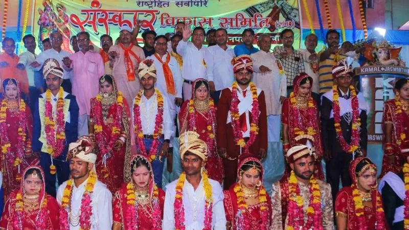 Etawah News : संस्कार विकास समिति ने 11 निर्धन कन्याओ का सामूहिक विवाह समारोह सम्पन्न कराया