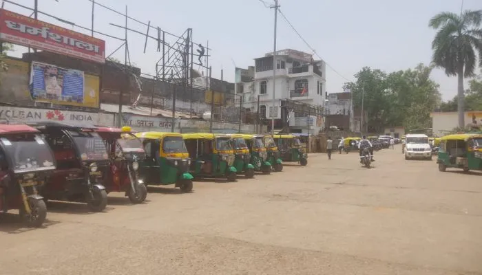 CM Yogi Adityanath के आदेश का Etawah में नहीं दिख रहा पालन, वाहन स्टेंडों पर तो लगी रोक, डग्गामारी बेरोकटोक 
