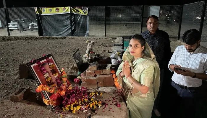 Nikay Chunav: Etawah में चुनाव में जीते प्रत्याशी नेताजी को कर रहे नमन, आस्था और श्रद्धा का नया संगम बनी समाधि