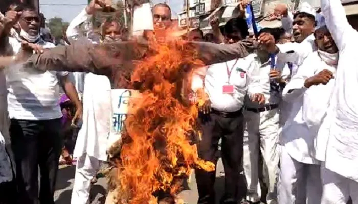 रुद्रपुर: कांग्रेसियों ने फूंका एमपी कुश्ती संघ के पूर्व अध्यक्ष का पुतला