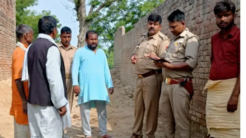 Farrukhabad: वृद्ध की कुल्हाड़ी से की थी हत्या, आरोपियों की गिरफ्तारी की मांग पर अड़े परिजन, बोले- नहीं करेंगे अंतिम-संस्कार