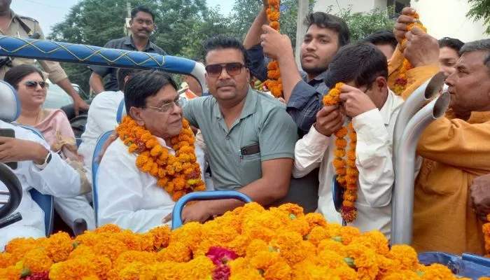 UP Nikay Chunav: पूर्व मंत्री नरेंद्र सिंह यादव ने सपा छोड़ BJP का थामा दामन, जिले में आने पर हुआ जोरदार स्वागत
