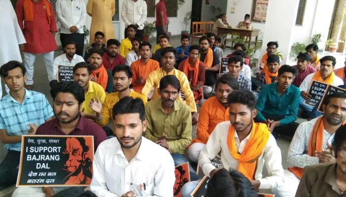 Farrukhabad: बजरंग दल के नेताओं ने कांग्रेस के खिलाफ जुलूस निकालकर दिया धरना, कलेक्ट्रेट में पढ़ी हनुमान चालीसा