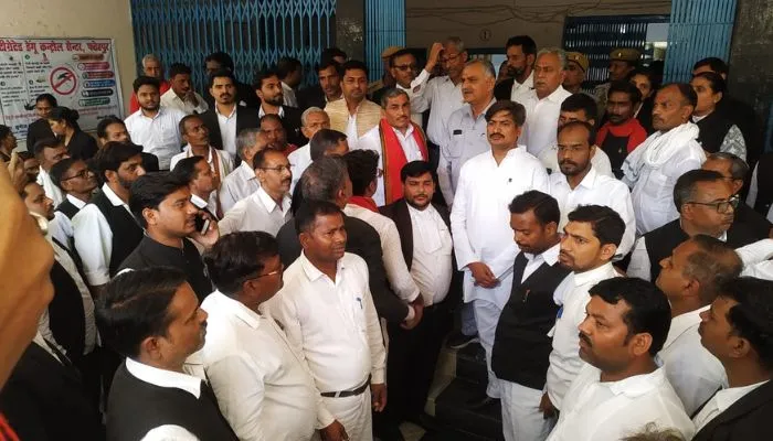 Nikay Chunav: Fatehpur में पुलिस कार्रवाई पर अधिवक्ताओं का कचहरी में हंगामा, सपा के खिलाफ हो रही कार्रवाई का विरोध