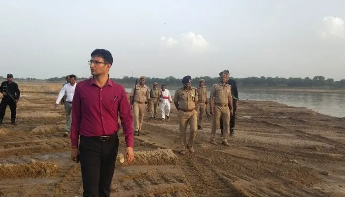 Fatehpur News : खनन की जांच करने मंडल के अफसर पहुंचे, मिली अनियिमत्ताएं, गाड़ियों में ओवर लोड़िग पकड़ी