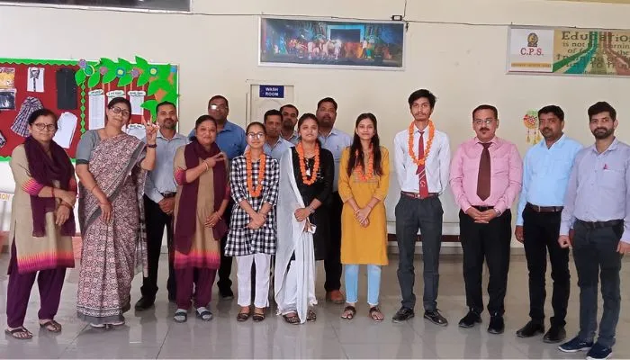 CBSE Board 12th Result 2023: Fatehpur में इंटर में अच्छे मार्क्स लाकर छात्र-छात्राओं ने परिजनों का बढ़ाया मान