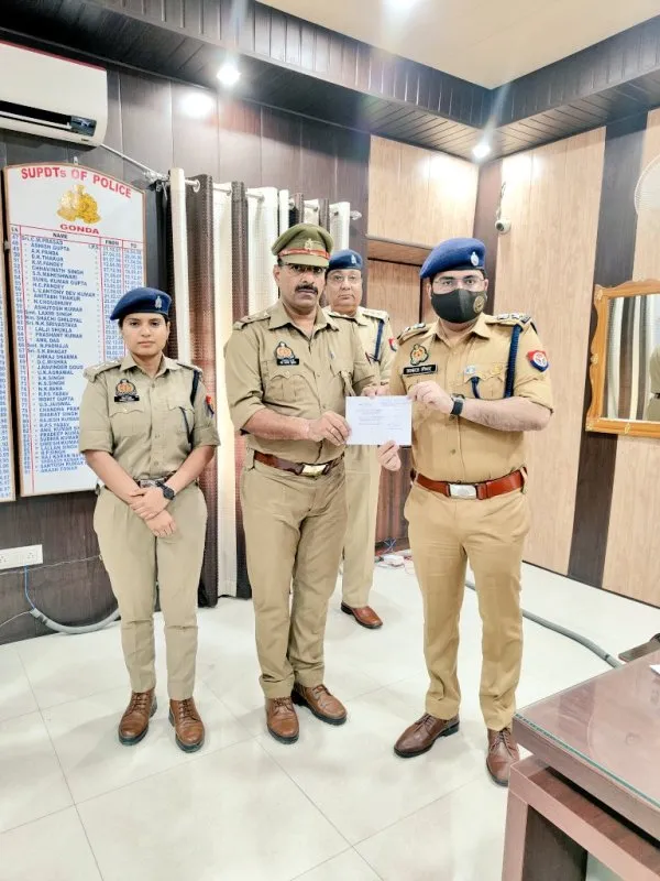 गोंडा : पुलिस कर्मियों के 6 मेधावी बच्चों को मिली 2.65 लाख की छात्रवृत्ति