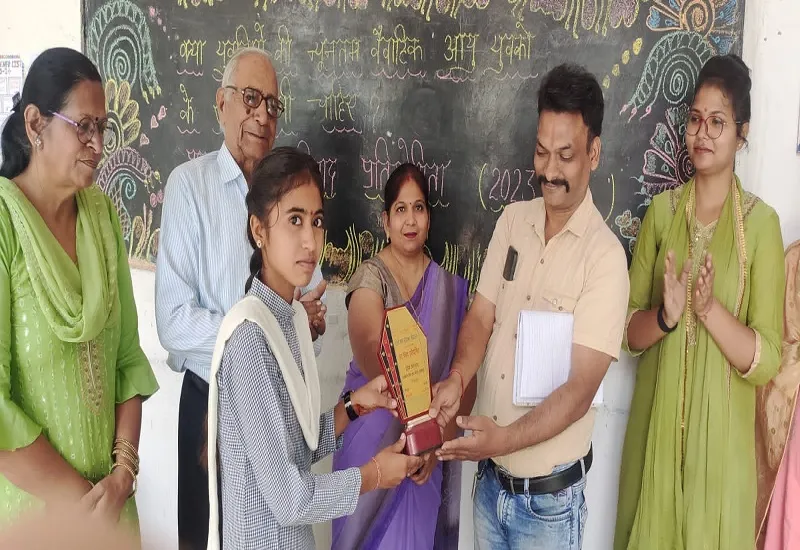 मुरादाबाद : वाद विवाद प्रतियोगिता में पलक प्रथम, रिंकी को मिला दूसरा स्थान