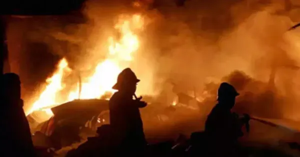 महाराष्ट्र: ठाणे में कबाड़ के गोदाम में लगी आग, काबू पाने में लगे तीन घंटे 