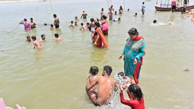 Ganga Dusshera 2023 : कानपुर के घाटों पर श्रद्धालुओं ने लगाई आस्था की डुबकी, पुलिस-व्यवस्था के पुख्ता इंतजाम