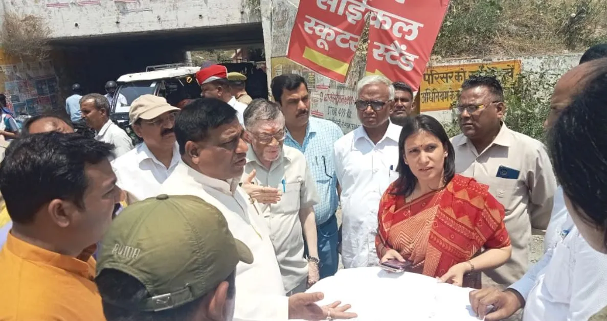 बरेली: जल्द मिलेगी राहत, कुतुबखाना पुल निर्माण का निरीक्षण करने पहुंचे संतोष गंगवार