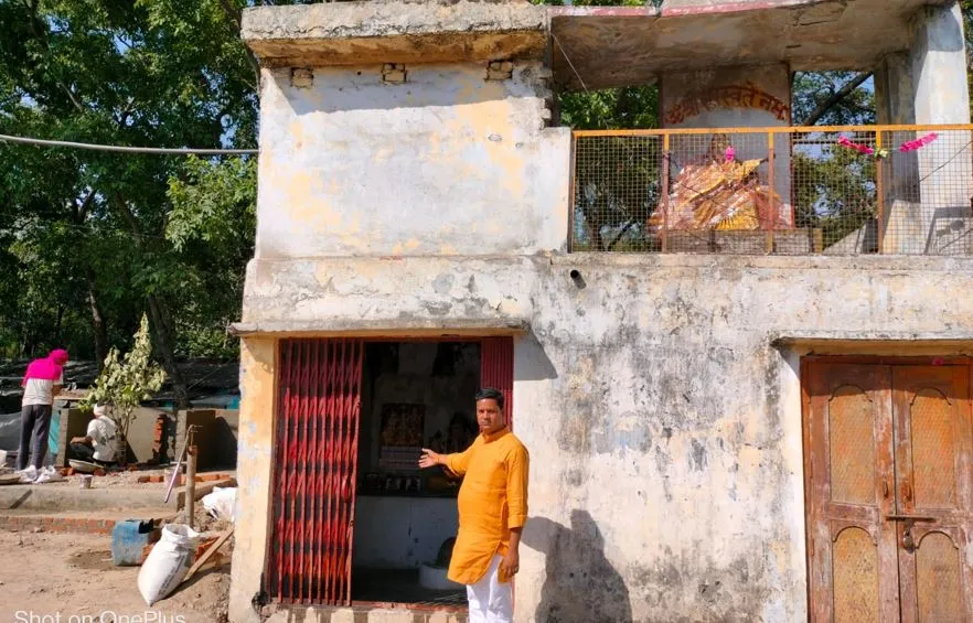 बरेली: मंदिर कब्जाने के लिए ताले में बंद कर दिए भगवान, पुलिस ने खुलवाया ताला