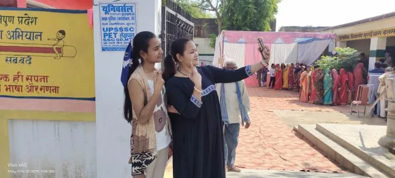 रायबरेली : मतदाता मतदान केंद्रों पर सेल्फी लेते नजर आए