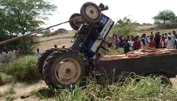 Hamirpur Accident: ईंटों से भरी ट्रैक्टर ट्रॉली पलटने से मजदूर की दबकर मौत, खेत में चढ़ाई चढ़ते समय हुआ हादसा