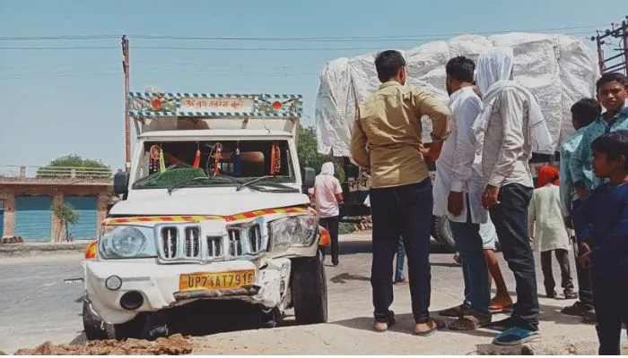 Hamirpur News : पीपल की छांव में खड़ा था शिक्षक, 200 मीटर घसीट ले गई लोडर, हो गई मौत