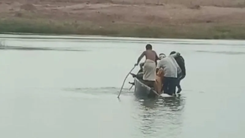 Hamirpur Boat Accident News : केन नदी में पलटी नाव, टला बड़ा हादसा, ग्रामीणों ने 10 लोगों को ऐसे निकाला बाहर