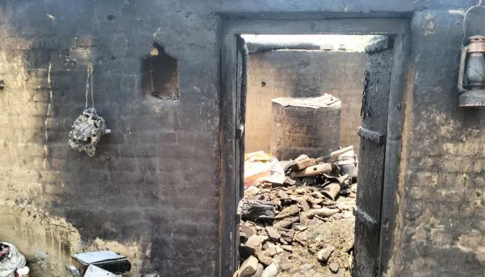 Hamirpur Fire : कच्चे मकान में लगी आग, सो रहे दंपति जान बचाकर भागे, पीड़ित बोला- जीवन भर की कमाई जलकर हो गई राख