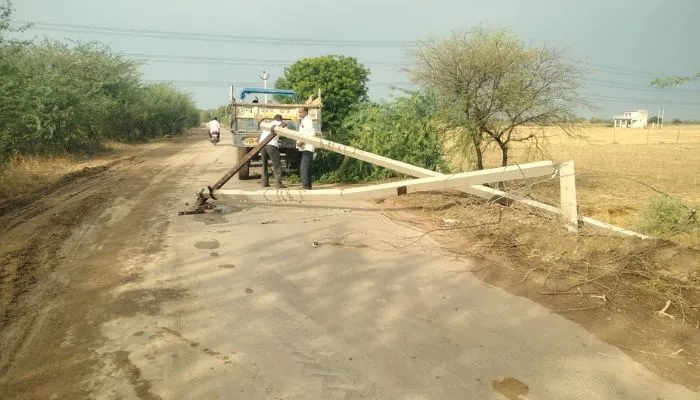 Hamirpur: आंधी और बारिश में 16 गांवों की बिजली ठप, खंभे और लाइनें क्षतिग्रस्त, बिजली न मिलने से पेयजल आपूर्ति प्रभावित 