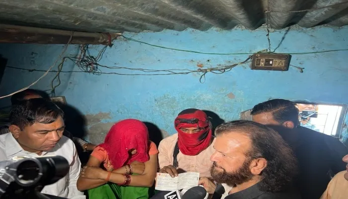 हंसराज हंस ने की शाहबाद डेरी हत्याकांड के पीड़ित परिवार से मुलाकात, की आर्थिक सहायता प्रदान 