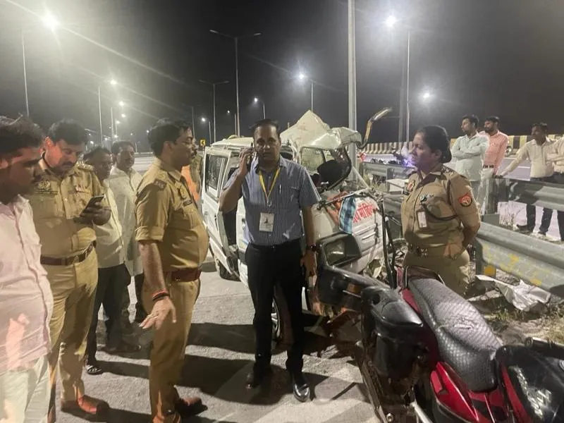 बाराबंकी में भीषण हादसा : बारात से लौट रही कार हादसे का शिकार, पांच की मौत, पांच घायल