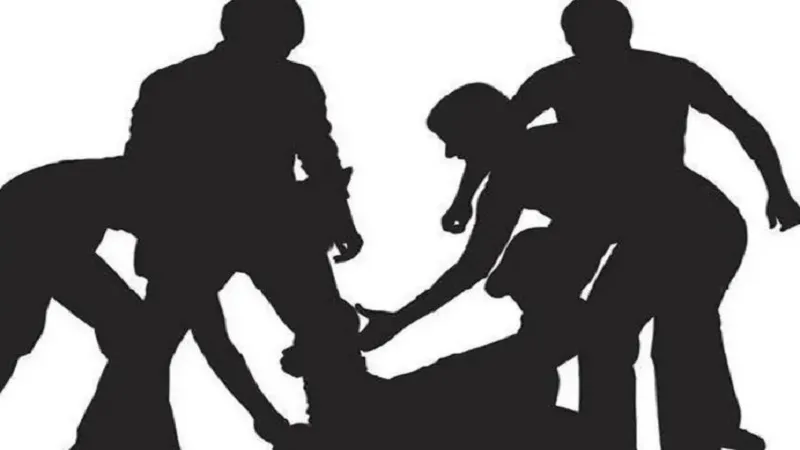 मुरादाबाद : कुत्ते को पीटने के विरोध पर युवक को पीटा, तीन पर रिपोर्ट