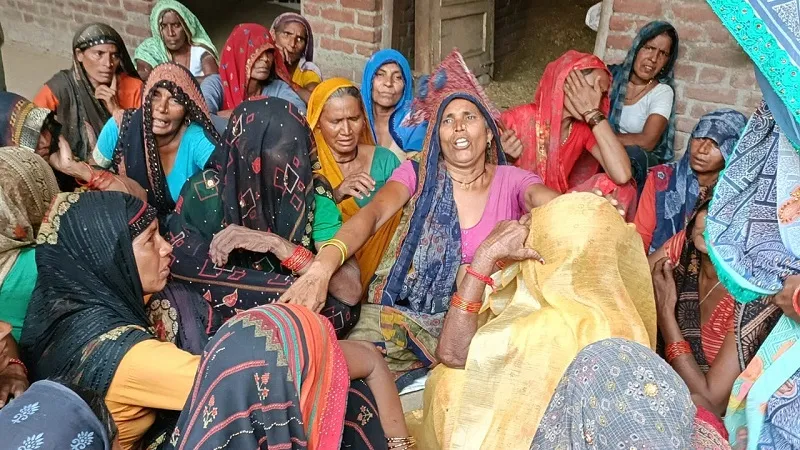 संभल: भाई की ससुराल से लौटे युवक का पेड़ पर लटका मिला शव