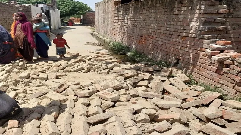 संभल: घर की दीवार गिरने से मलबे में दबकर मासूम समेत तीन घायल