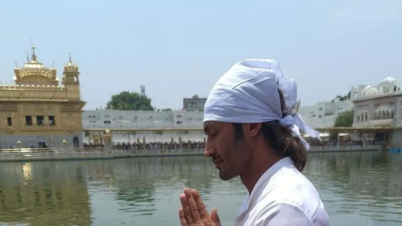 Video: Vidyut Jammwal ने Golden Temple में मत्था टेका, लंगर के धोए बर्तन