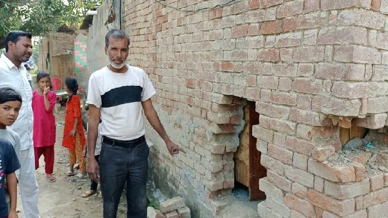 संभल: नकब लगाकर दो घरों से दो लाख का माल समेट ले गए चोर