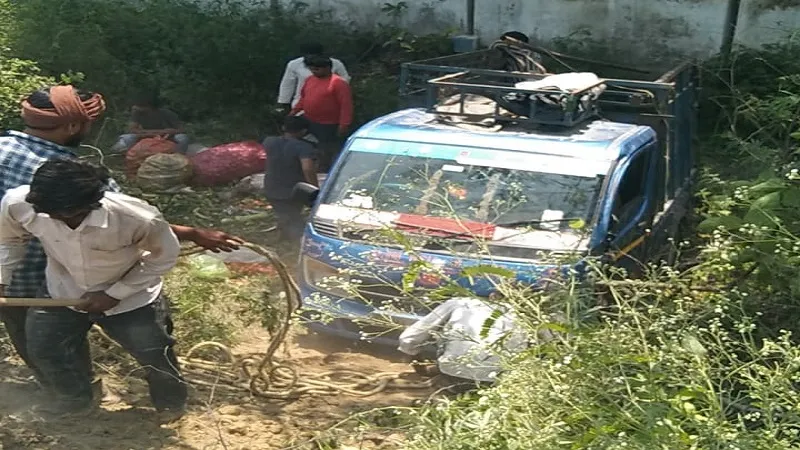 रामपुर : आश्रम पद्धति के पास सब्जी से भरा टाटा मैजिक पलटा, दस घायल