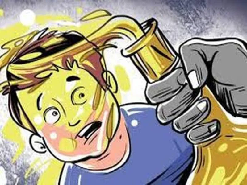 लखनऊ: ढाबे से समान उठाने पर कर्मचारी ने मंदबुद्धि युवक पर फेंका तेजाब, पुलिस ने हिरासत में लिया