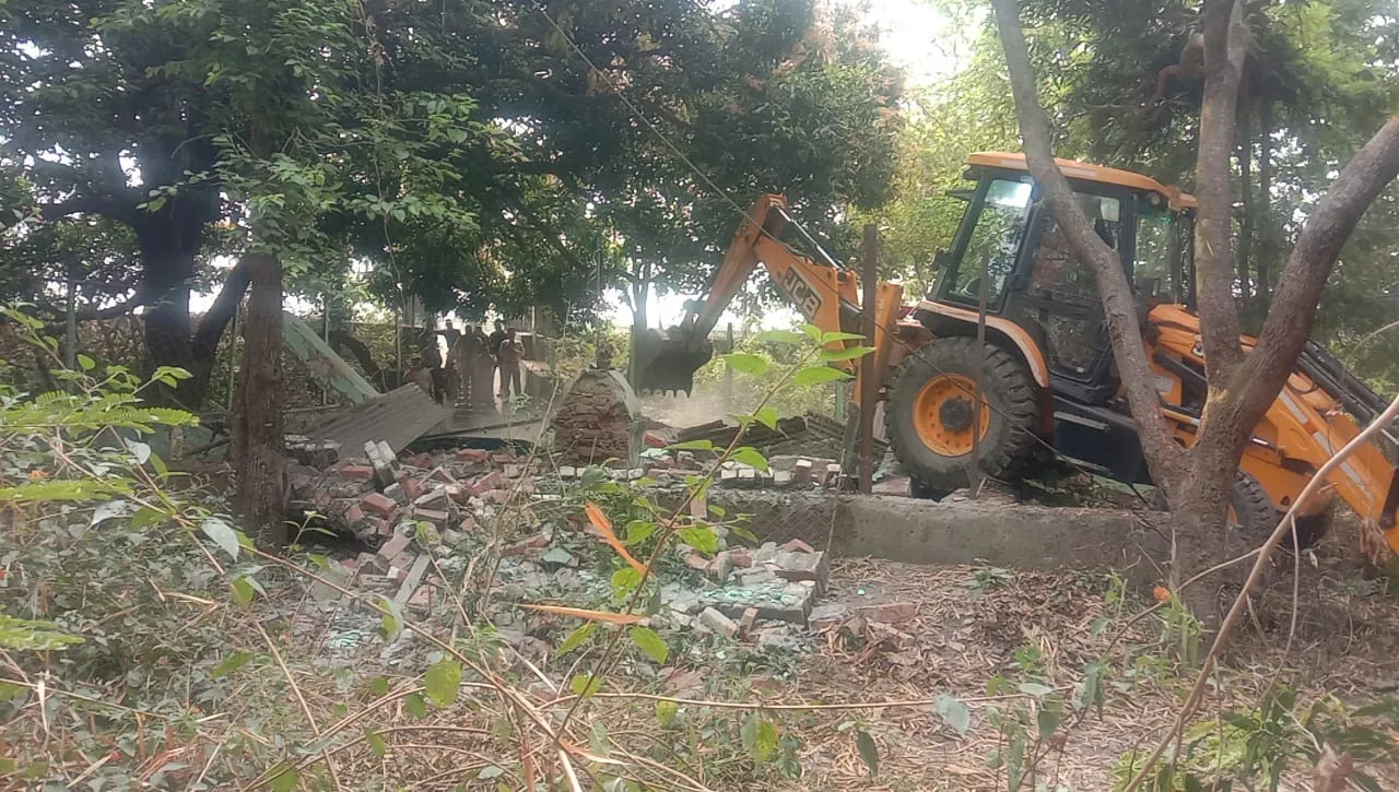 शक्तिफार्म: वन क्षेत्र में बनी अवैध मज़ार को किया ध्वस्त