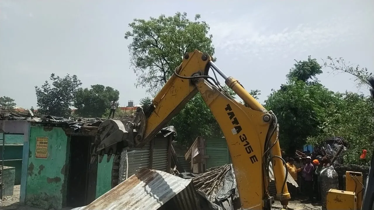 लालकुआं: नगीना कालोनी में अतिक्रमण हटाओ अभियान दूसरे दिन भी जारी