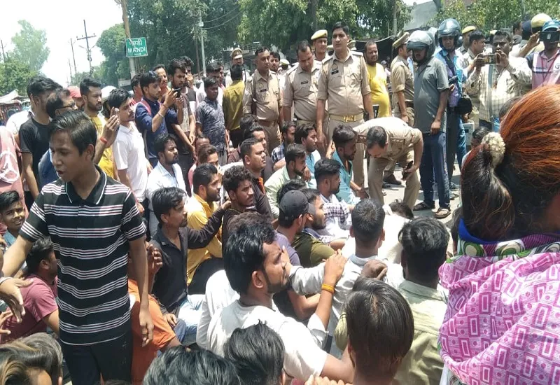 मुरादाबाद : मंडी समिति में मिले पशु के अवशेष तो भड़के लोग, जमकर किया हंगामा