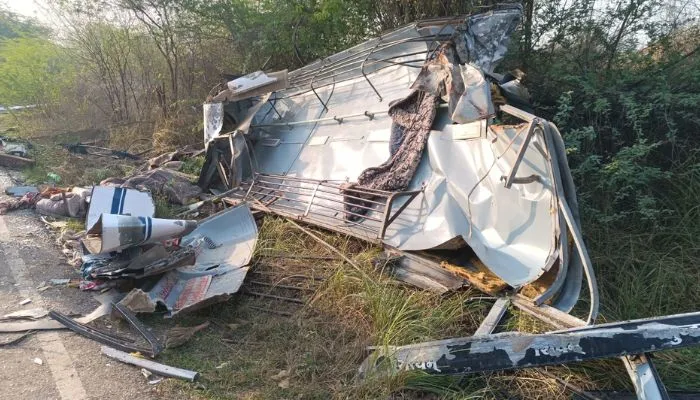 Jalaun Accident: CM Yogi Adityanath ने हादसे पर जताया दुख, वाहन की टक्कर से पांच की मौत, देखें- दर्दनाक तस्वीरें