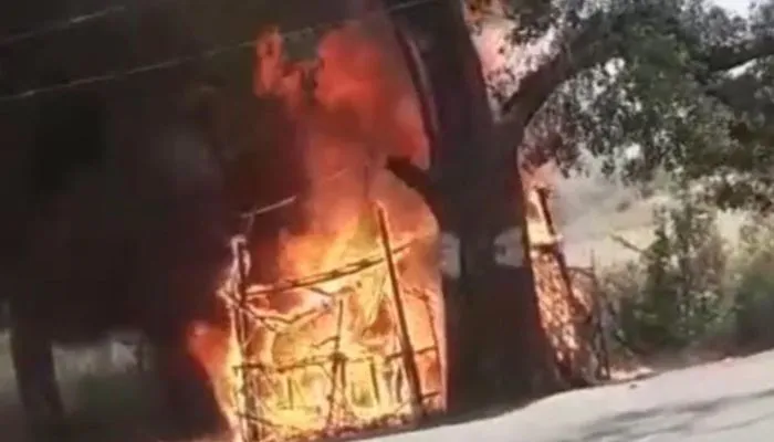 Jalaun Fire : हाईटेंशन लाइन से निकली चिंगारी से गुमटी में लगी आग, हजारों रुपये का सामान जलकर राख