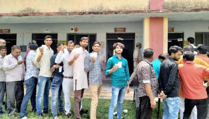 UP Nikay Chunav 2023: Jalaun में कुल 57.98 फीसदी मतदान, DM ने पिंक बूथ पर बने सेल्फी प्वाइंट में खिंचवाई फोटो